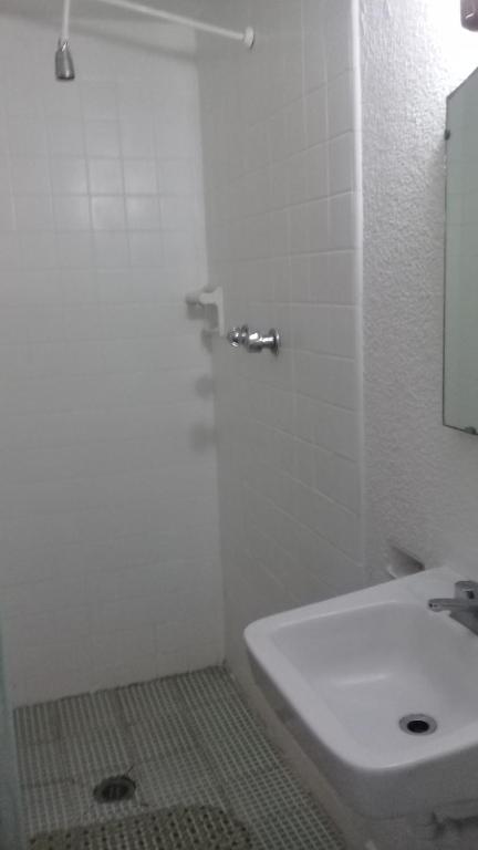 A bathroom at Hotel de los reyes