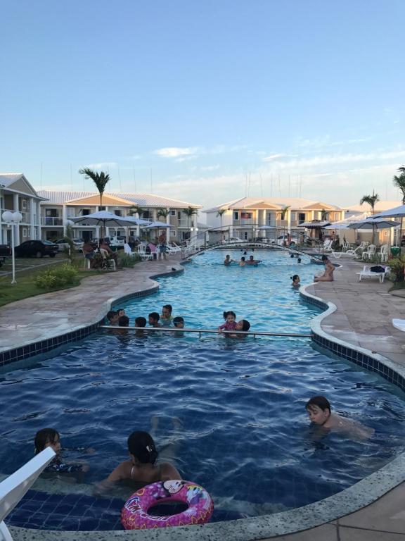 un groupe de personnes dans une piscine dans l'établissement condomínio Mar da Galiléia, à Coroa Vermelha