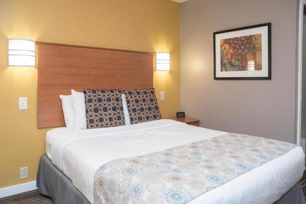 Postel nebo postele na pokoji v ubytování Nordic Inn and Suites