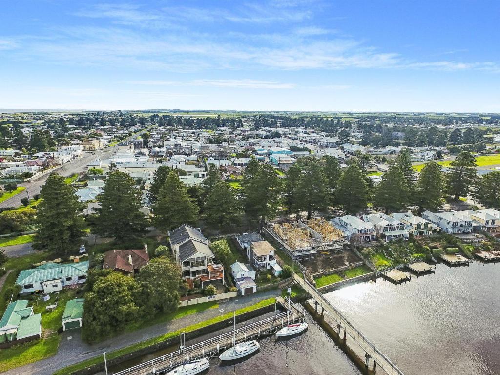 una vista aérea de una ciudad con un río y casas en Shearwater House, en Port Fairy