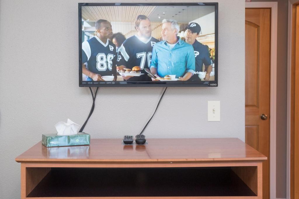 TV a/nebo společenská místnost v ubytování Nordic Inn and Suites