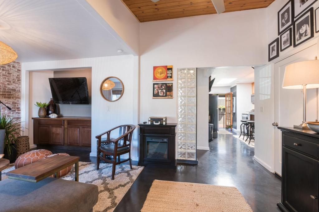 Shell Beach Inn - Deluxe King Suite