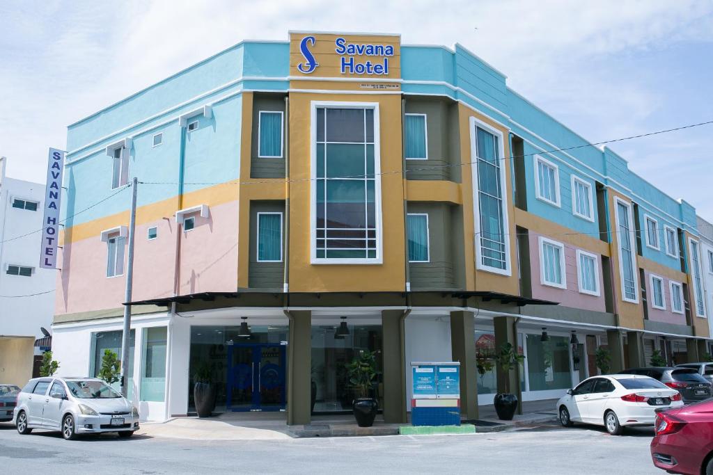 a building with a sanyo hotel sign on it at Savana Hotel & Serviced Apartments in Kuala Perlis