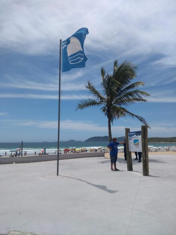  Excelente casa a 40 metros da Praia e 100 m do Shopping Peró ! Wi-fi + SKY TV
