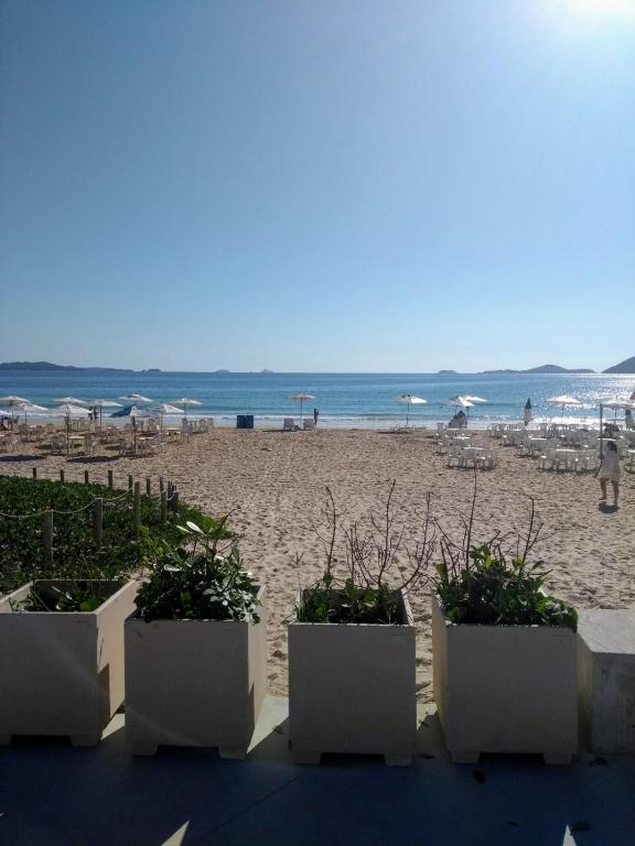  Excelente casa a 40 metros da Praia e 100 m do Shopping Peró ! Wi-fi + SKY TV