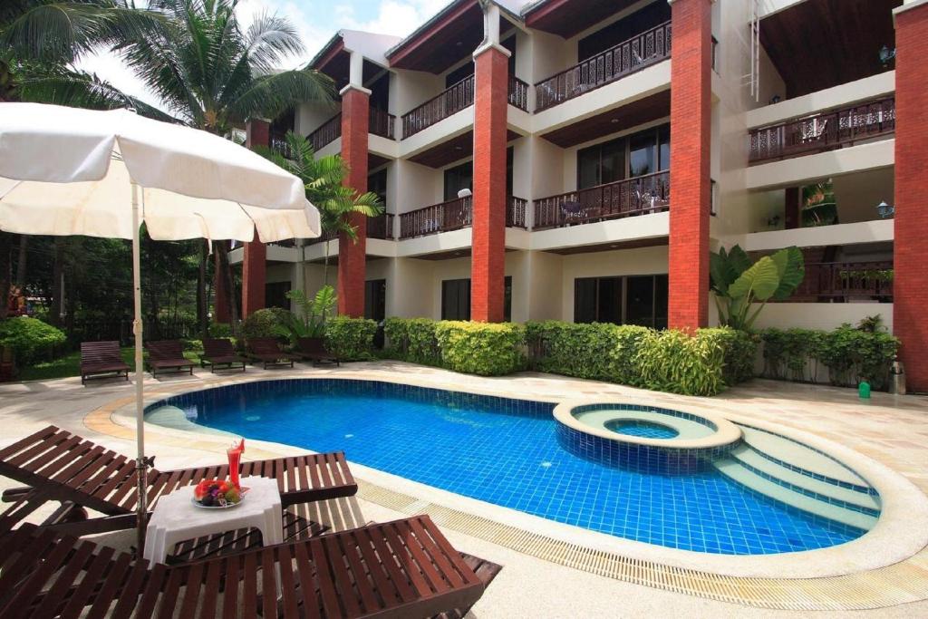 Bazén v ubytování Sun Hill Hotel Patong nebo v jeho okolí