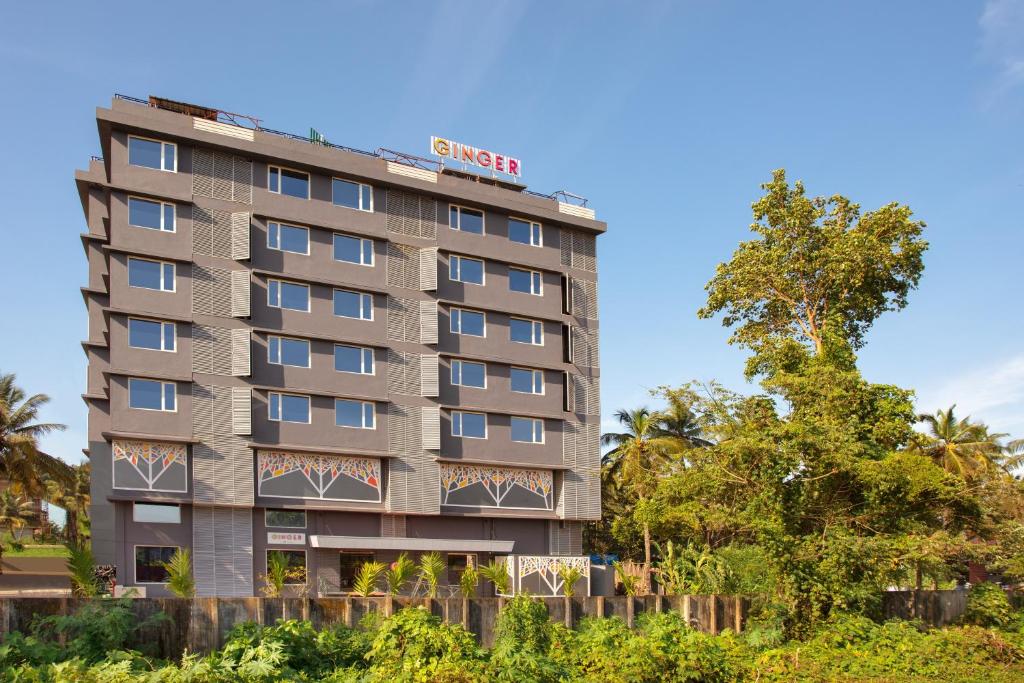 un edificio de hotel con un cartel en él en Ginger Madgaon, Goa en Madgaon