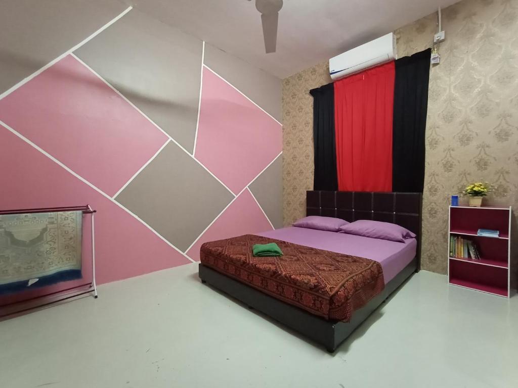 1 dormitorio con 1 cama con paredes de color rosa y rojo en Kak Chik Muslim Homestay en Kepala Batas