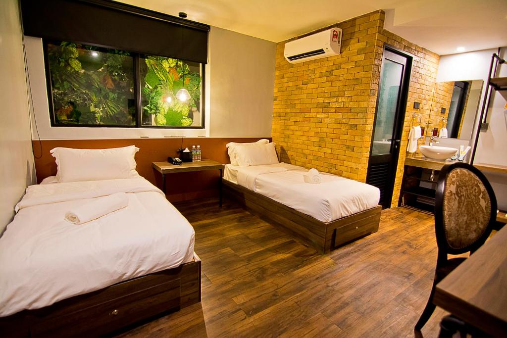 Postel nebo postele na pokoji v ubytování JonkeRED Heritage Hotel