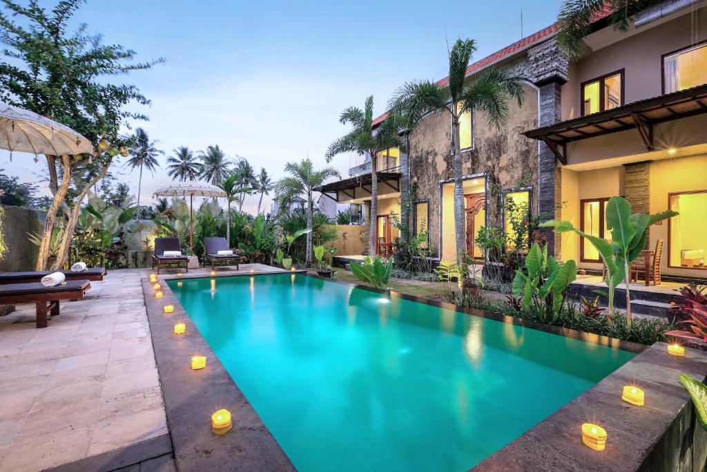 Bazén v ubytování Nang Ade Villa by Pramana Villas nebo v jeho okolí