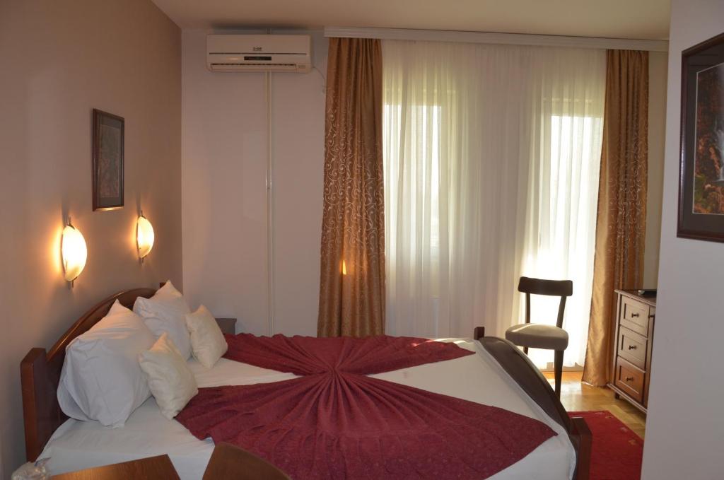Posteľ alebo postele v izbe v ubytovaní Hotel Dragović Smederevo