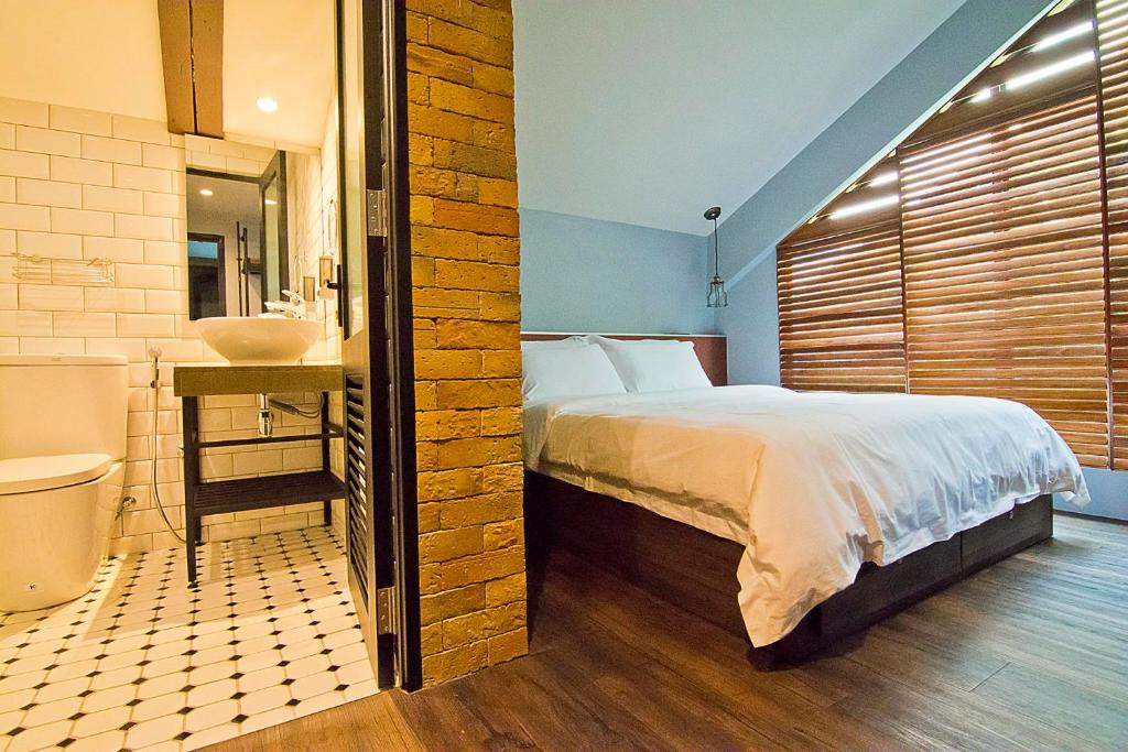 Postel nebo postele na pokoji v ubytování JonkeRED Heritage Hotel