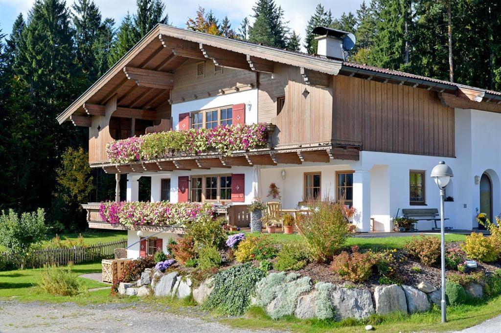 ein Haus mit Blumen auf der Seite in der Unterkunft Landhaus Patricia in Ellmau