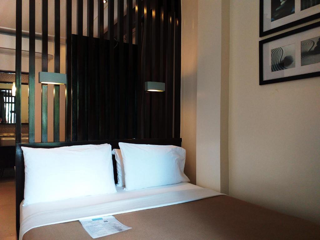 Postel nebo postele na pokoji v ubytování One Crescent Place Hotel