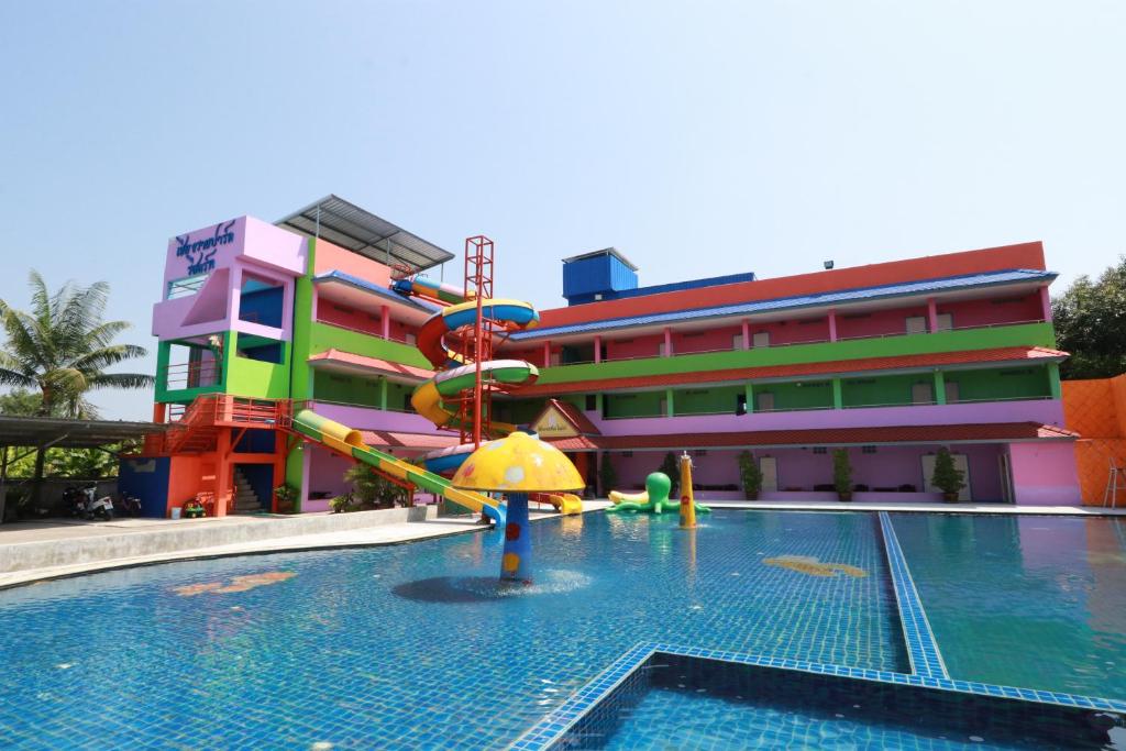 Bazén v ubytování Chiang Rai Park Resort nebo v jeho okolí
