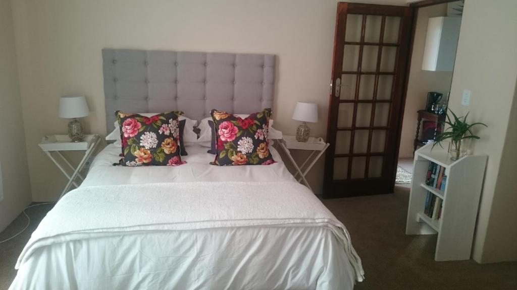 1 dormitorio con 1 cama blanca grande con almohadas en 4 On Braemar en Nottingham Road
