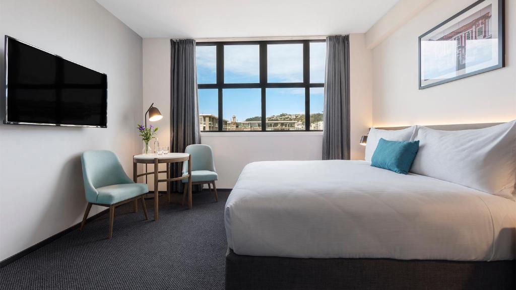 ein Hotelzimmer mit einem Bett und einem Fenster in der Unterkunft Oaks Wellington Hotel in Wellington