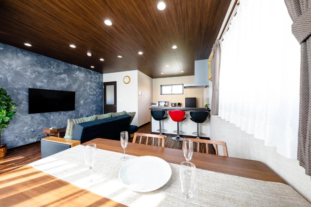 a dining room and living room with a table at 22 ORIYA Mt Fuji -錦NISHIKI- in Fujikawaguchiko
