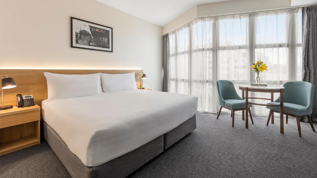 Postel nebo postele na pokoji v ubytování Oaks Wellington Hotel