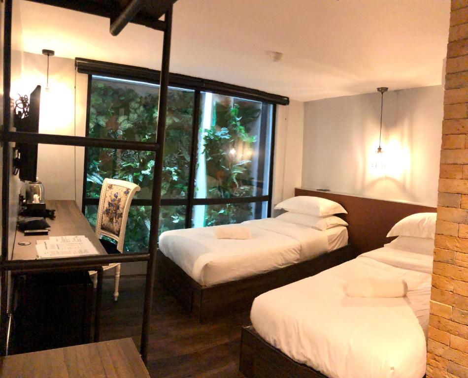 Postel nebo postele na pokoji v ubytování JonkeRED Heritage Hotel