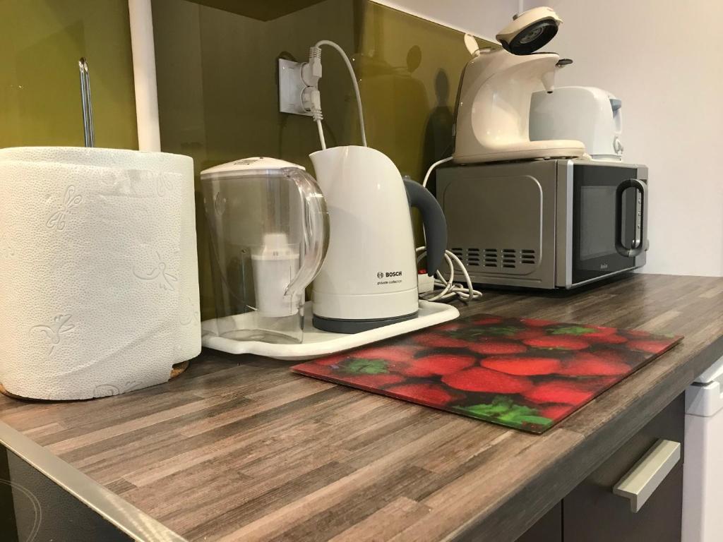 Príslušenstvo na prípravu kávy alebo čaju v ubytovaní Apartament Grochowy - Poznań Stare Miasto