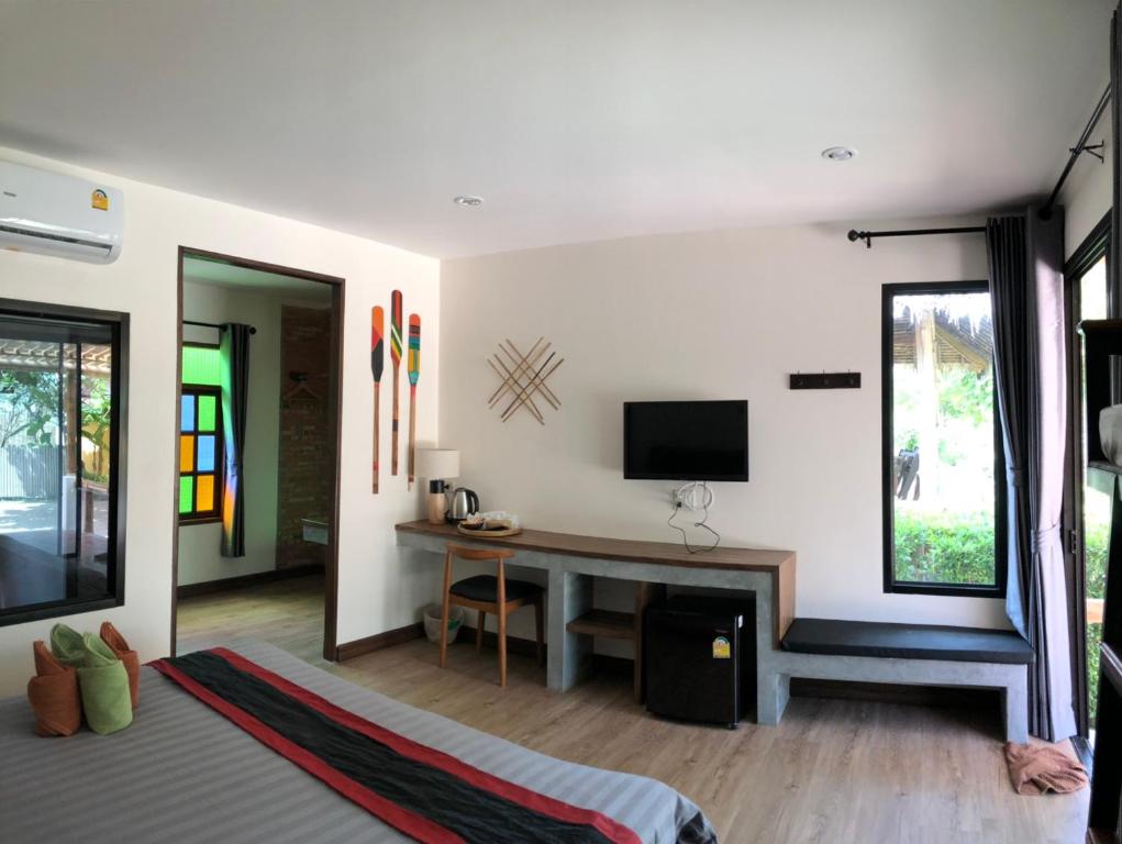 TV a/nebo společenská místnost v ubytování Coco Lanta Resort - SHA Extra Plus