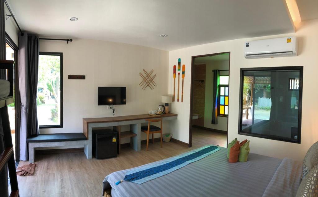 TV a/nebo společenská místnost v ubytování Coco Lanta Resort - SHA Extra Plus