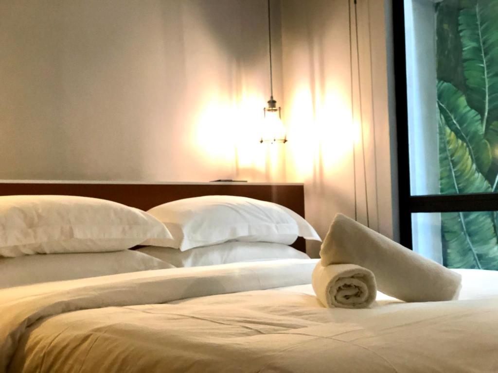 Postel nebo postele na pokoji v ubytování JonkeRED Heritage Hotel
