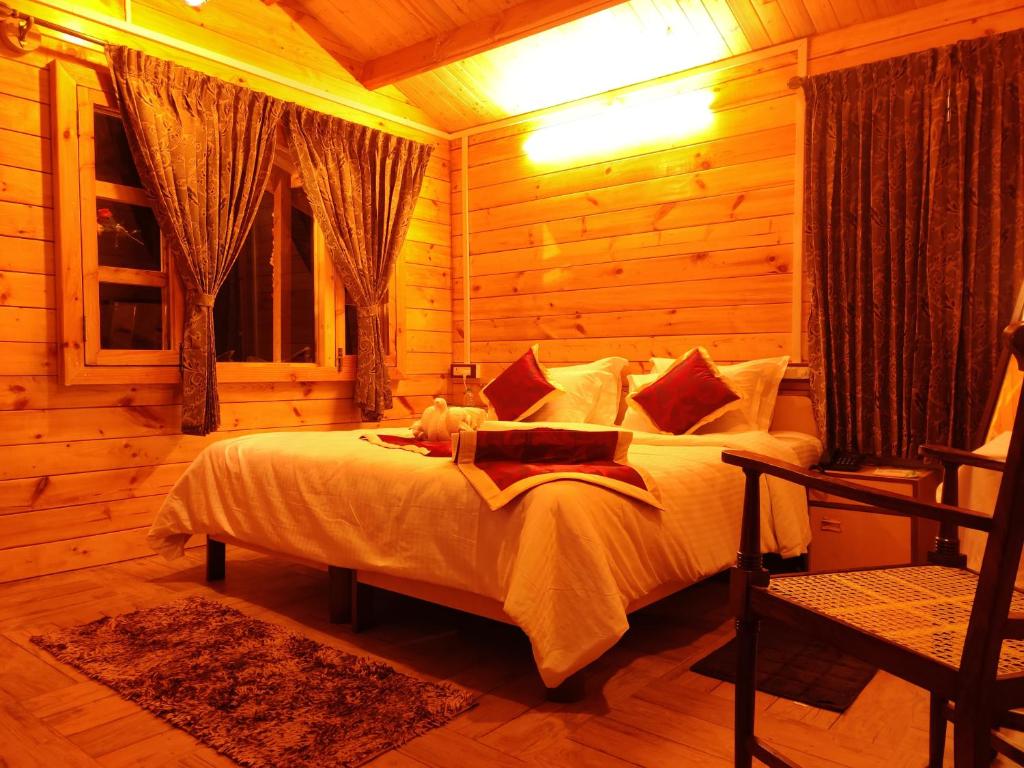 een slaapkamer met een bed in een houten kamer bij KSTDC Hotel Mayura Sudarshan ,Ooty in Ooty