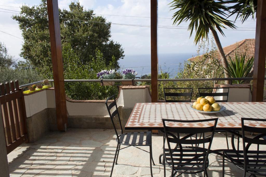 ein Tisch und Stühle auf einer Terrasse mit Blick auf das Meer in der Unterkunft La Casa di Anna in Castellabate