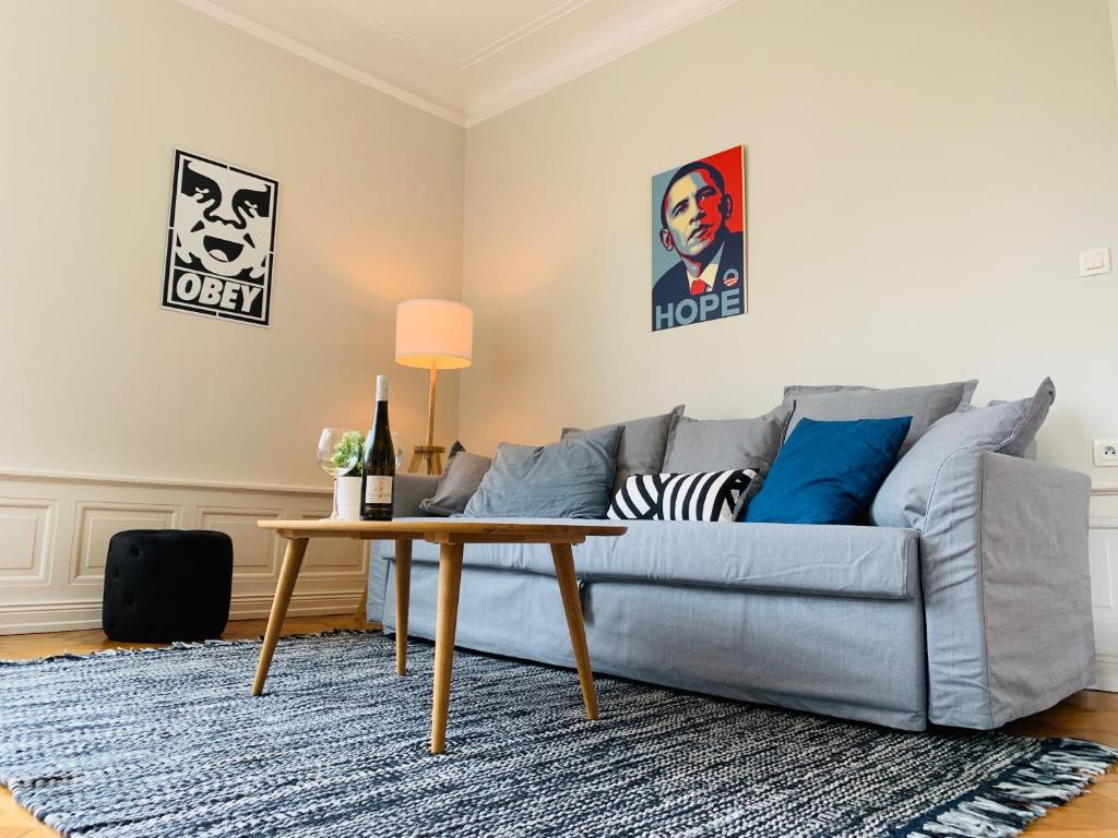 sala de estar con sofá y mesa en Gasp’art, en Colmar