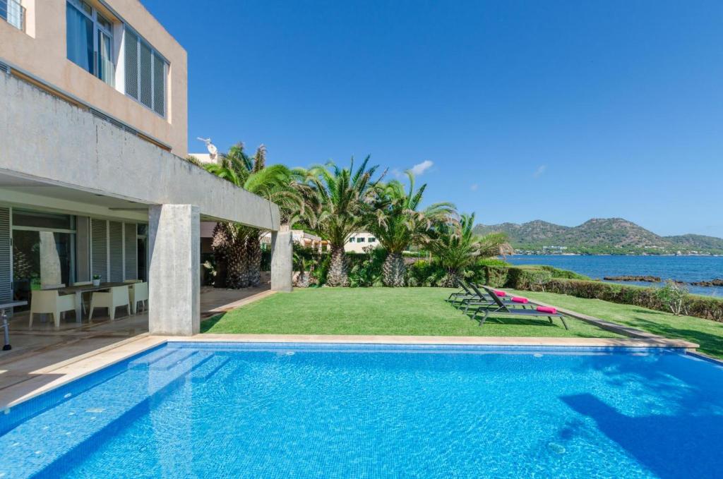 una piscina frente a una casa en Port Nou, en Son Servera