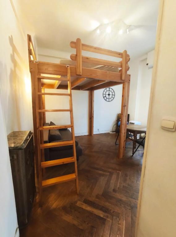 Cette chambre dispose de lits superposés et d'un bureau. dans l'établissement Appartement Nice Centre Medecin, à Nice