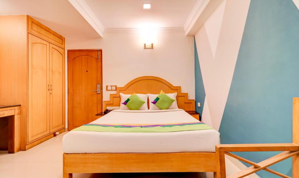 a bedroom with a bed in a room at Treebo Terminus, Koramangala 5th Block in Bangalore