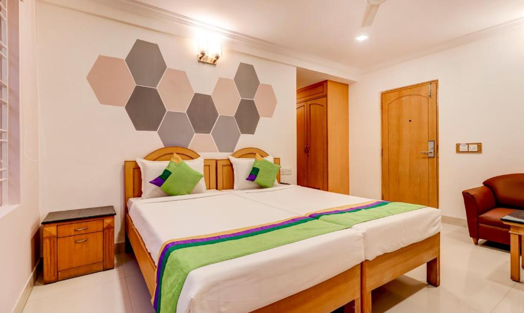 a bedroom with a large bed in a room at Treebo Terminus, Koramangala 5th Block in Bangalore