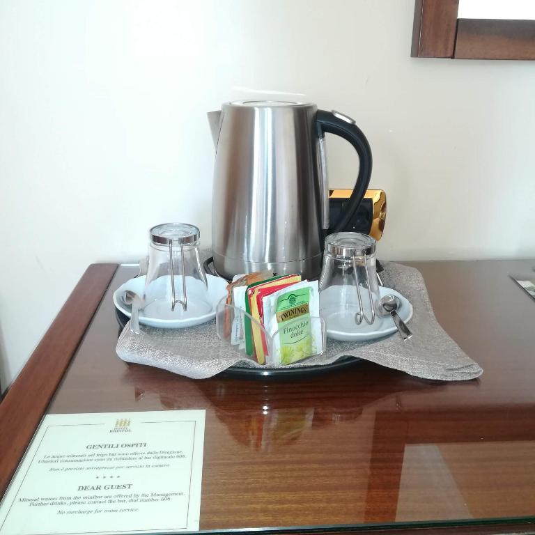 Příslušenství pro přípravu čaje a kávy v ubytování Hotel Bristol