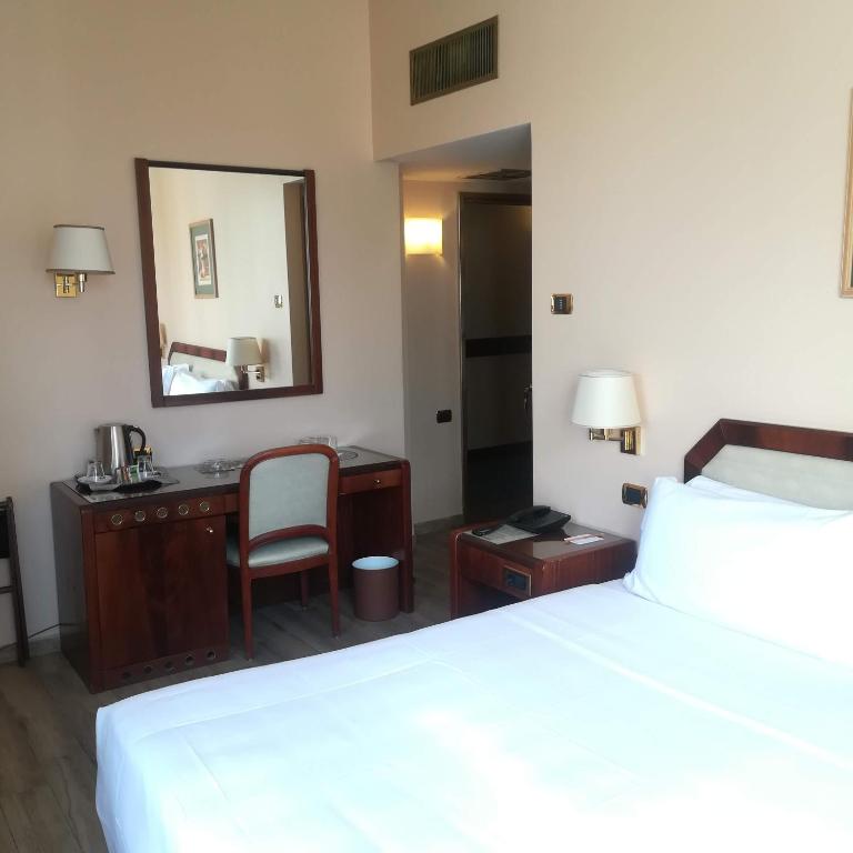 Postel nebo postele na pokoji v ubytování Hotel Bristol