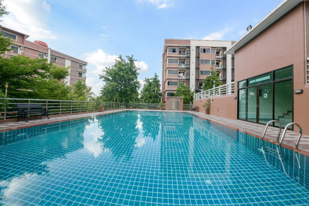 Bazén v ubytování The Route Sriracha Hotel And Residence nebo v jeho okolí