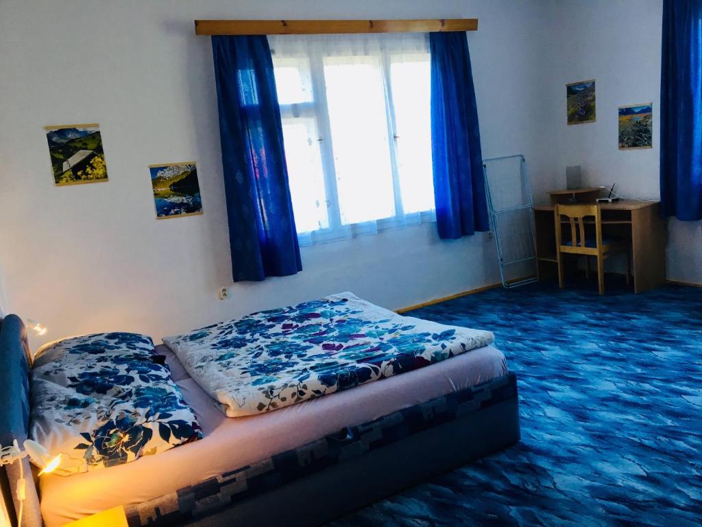 En eller flere senger på et rom på Apartmán126