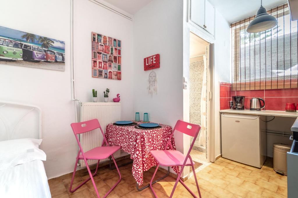 Kuchyň nebo kuchyňský kout v ubytování Cozy Studio near Downtown
