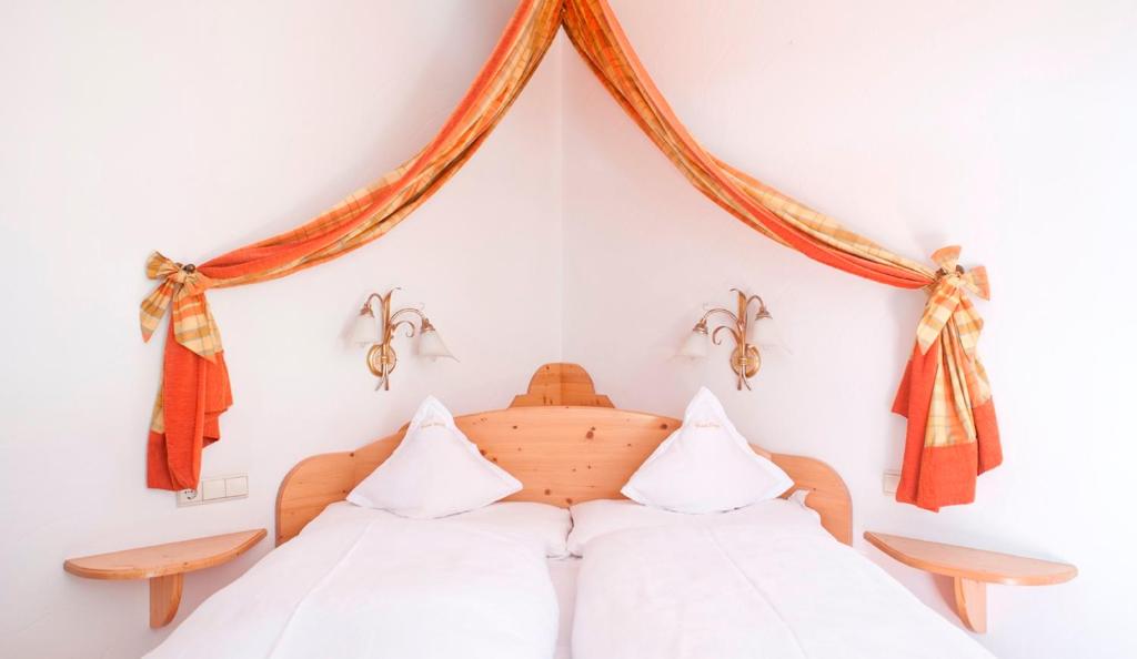 A bed or beds in a room at Hotel Strobl