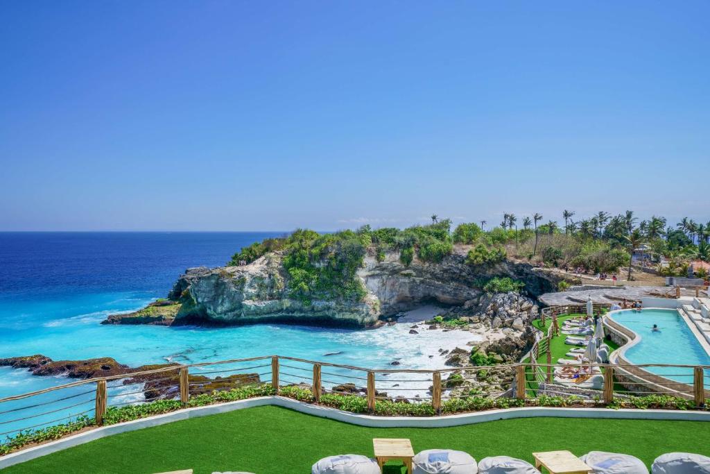 a view of the beach and ocean from a resort at Blue Lagoon Avia Villas in Nusa Lembongan