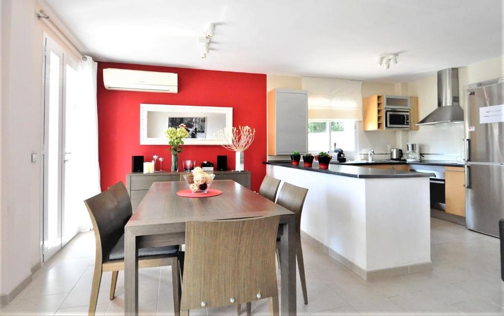 Kuchyň nebo kuchyňský kout v ubytování ES PAS- Chalet en Cala Pi muy solicitado