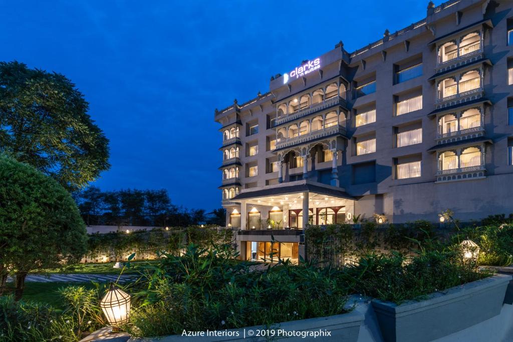 eine Darstellung eines Hotels in der Nacht in der Unterkunft Clarks Inn Suites Raipur in Raipur