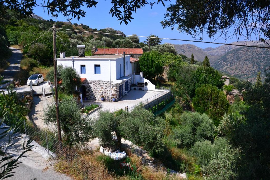 een wit huis in het midden van een berg bij Villa Polios in Avdhoulianá