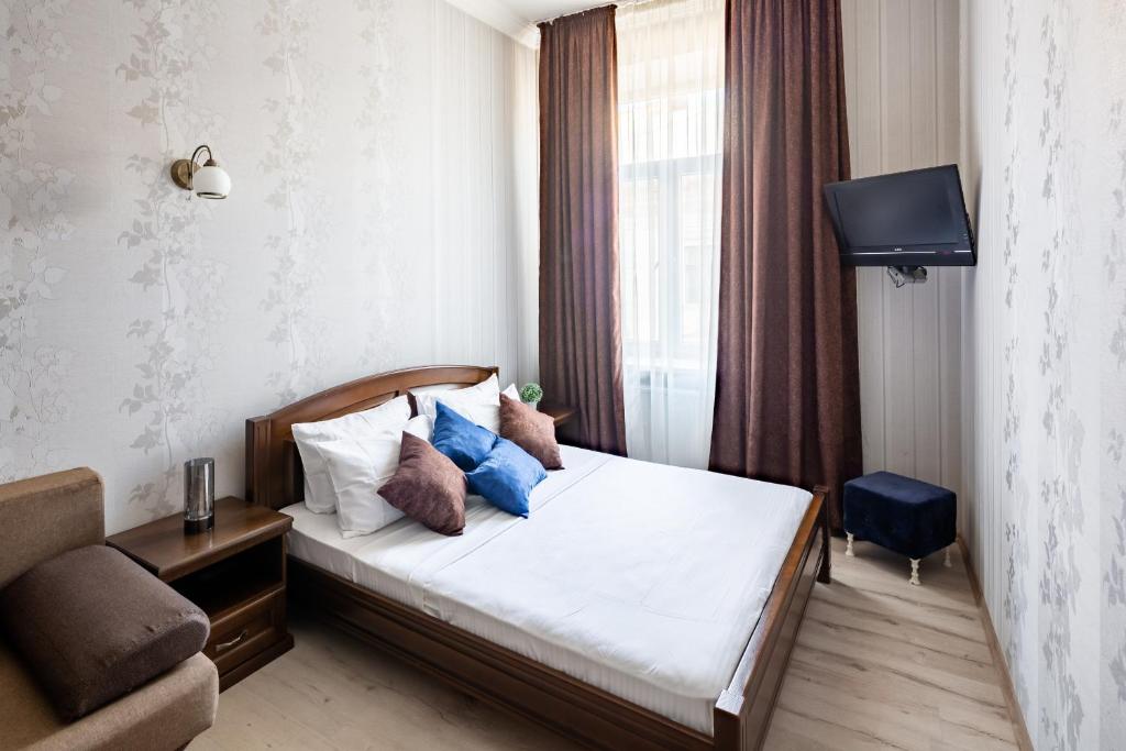 - une petite chambre avec un lit et une fenêtre dans l'établissement Alfa Apartments Kniazia Romana 11, à Lviv