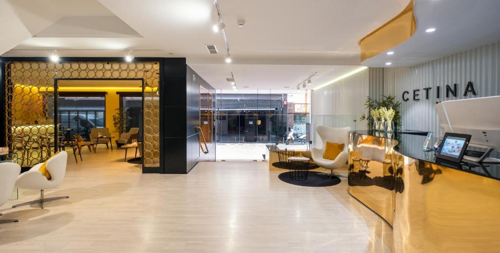 een lobby van een winkel met stoelen en tafels bij Hotel Cetina Murcia in Murcia