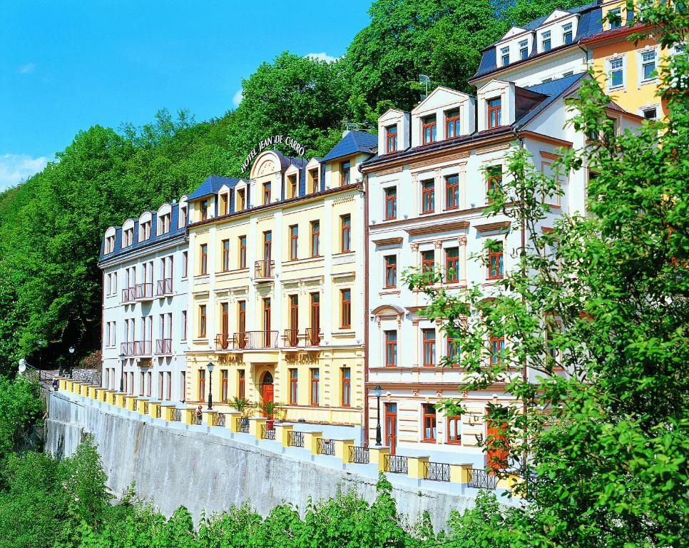 un gran edificio en el lateral de una montaña en Wellness Hotel Jean De Carro en Karlovy Vary
