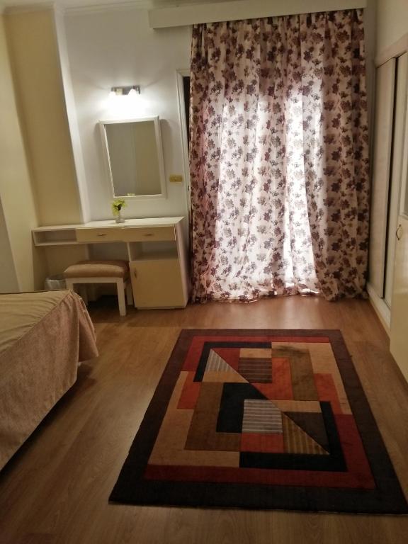 Postel nebo postele na pokoji v ubytování Beirut Hotel Cairo