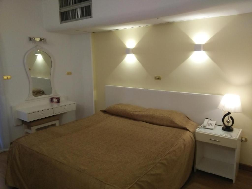 Postel nebo postele na pokoji v ubytování Beirut Hotel Cairo